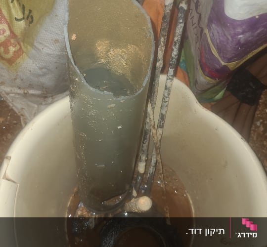 חלקי דוד שמש בתוך דלי עם חלודה ולכלוך